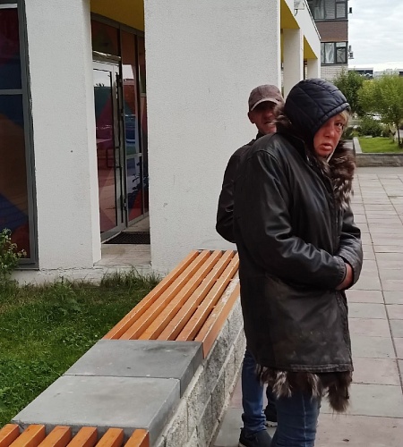 Жители тюменского ЖК жалуются на бездомных в подъездах