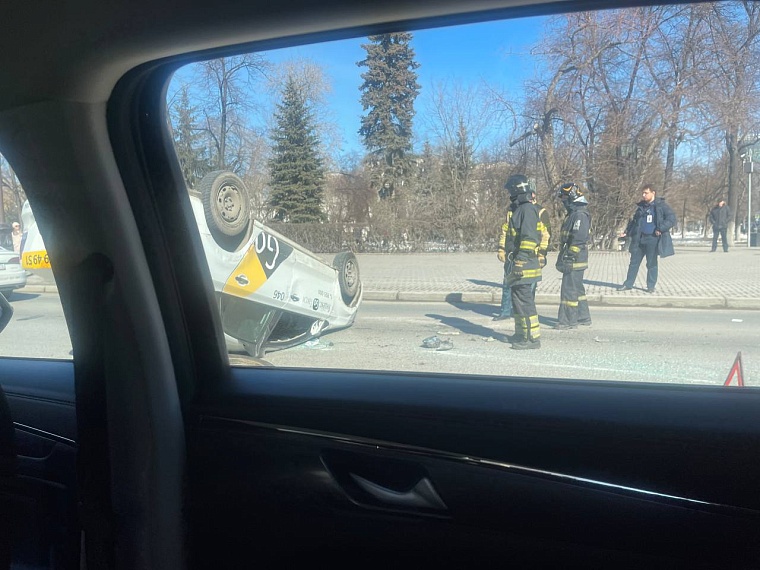На главной улице Тюмени перевернулся автомобиль «Яндекс-такси»