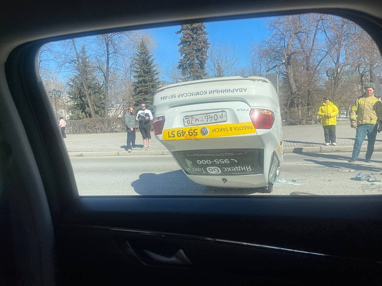 На главной улице Тюмени перевернулся автомобиль «Яндекс-такси»