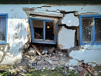 Renault Daster пробил стену жилого дома в Дербышах