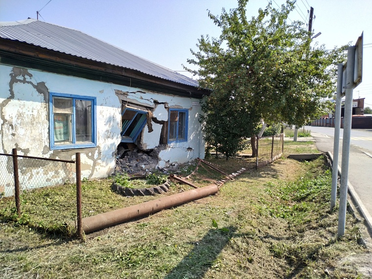 Renault Daster пробил стену жилого дома в Дербышах