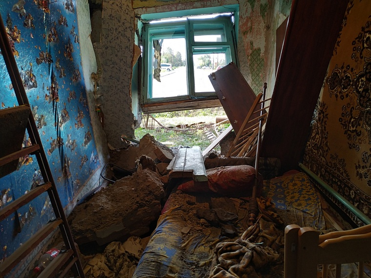 Renault Daster пробил стену жилого дома в Дербышах