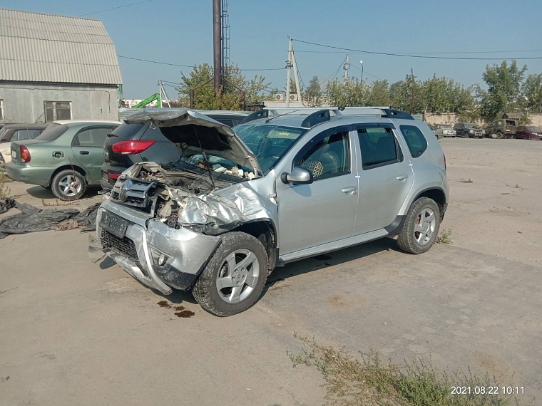 Renault Daster пробил стену жилого дома в Дербышах