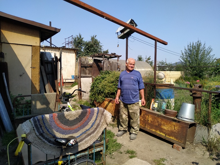 Renault Daster пробил стену жилого дома в Дербышах