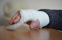 Сломав руку на крыльце дома, жительница Боровского отсудила у ЖКХ моральный вред