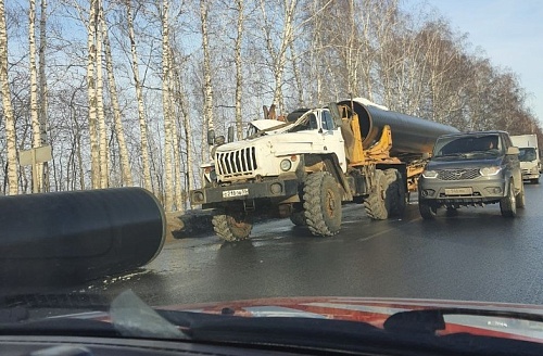 Кабина в лепешку! На Старотобольском тракте с трубовоза слетела огромная труба