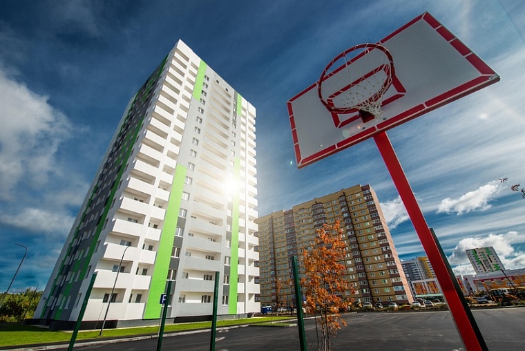 В Тобольске спасатели поймали девушку, прыгавшую из окна