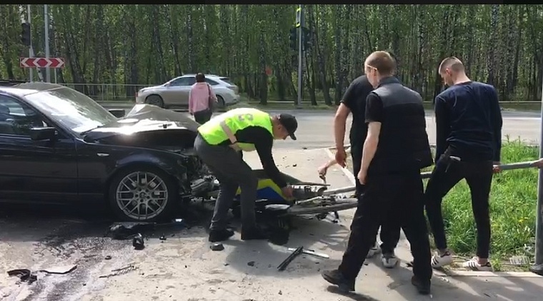 Внедорожник снес светофор на Тобольском тракте в районе Тарман