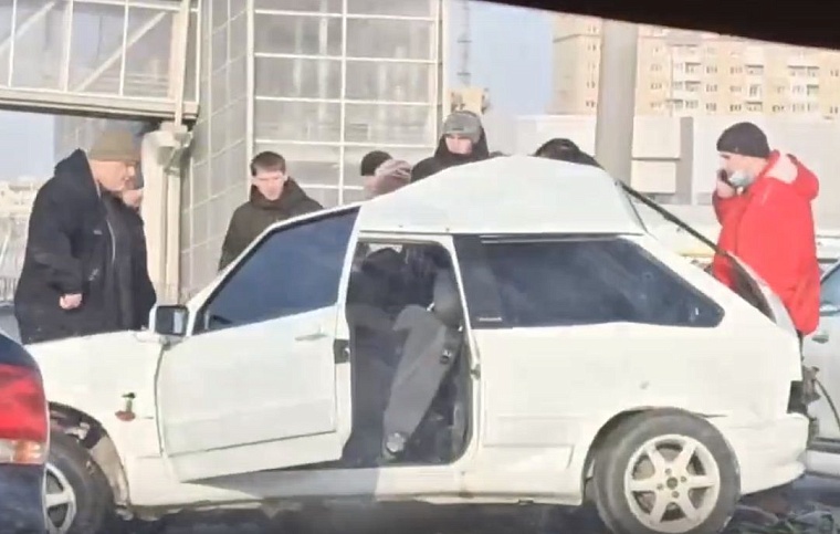 На улице Федюнинского белая "Лада" врезалась в столб