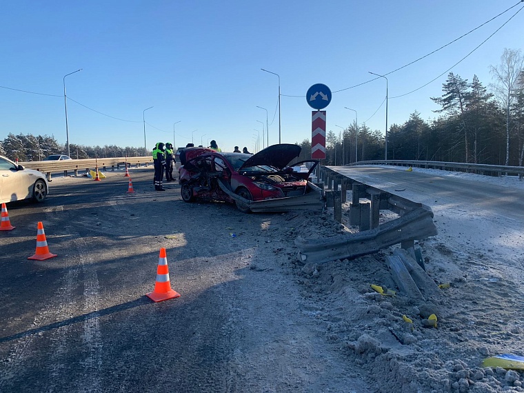 Под Тюменью водитель погиб в столкновении с дорожным ограждением