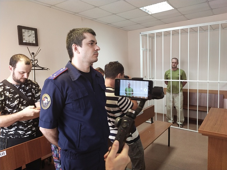 Тобольского полицейского, который забил до смерти родственника, суд отправил в СИЗО