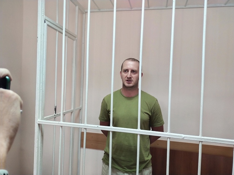 Тобольского полицейского, который забил до смерти родственника, суд отправил в СИЗО