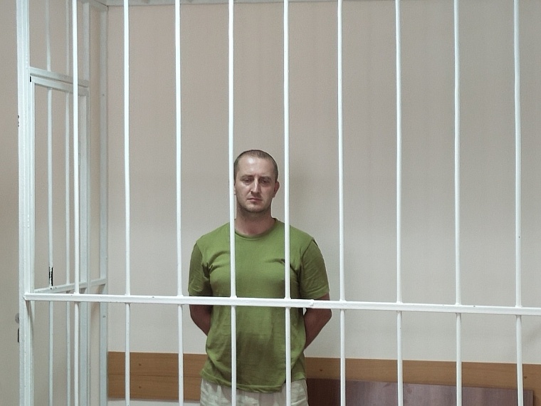 Тобольского полицейского, который забил до смерти родственника, суд отправил в СИЗО