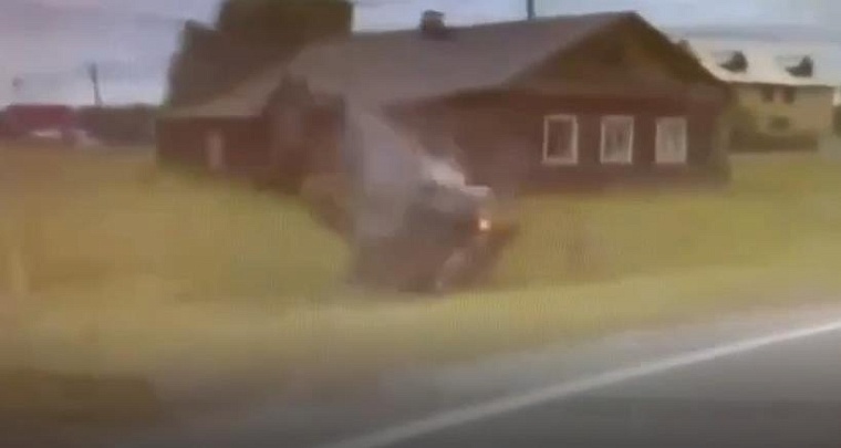 Водитель без прав, удирая от наряда ДПС, опрокинул автомобиль