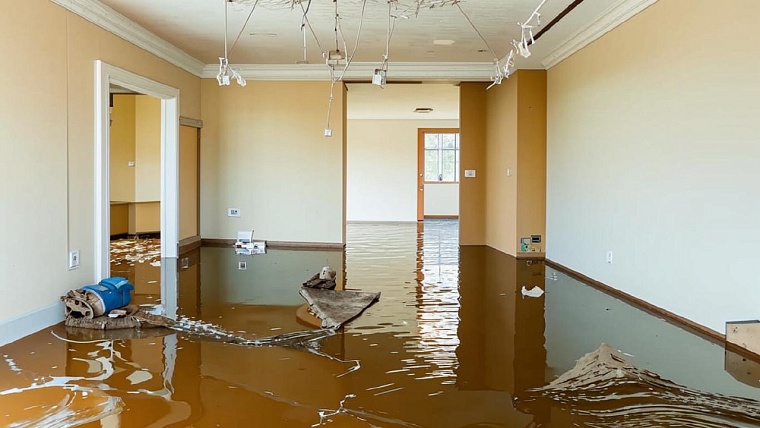 Тюменскому пенсионеру затопили квартиру во время капитального ремонта дома