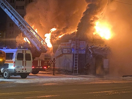 В Тюмени ночью сгорело кафе "Кебаб Хаус"