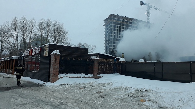 В Тюмени ночью сгорело кафе "Кебаб Хаус"