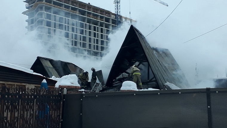 В Тюмени ночью сгорело кафе "Кебаб Хаус"