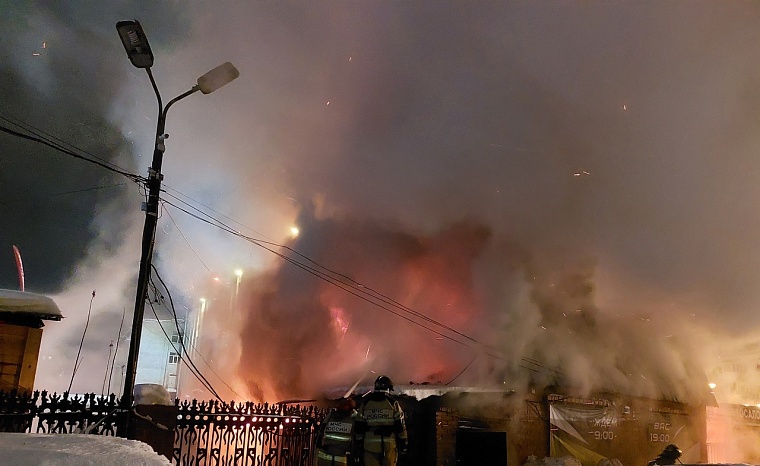 В Тюмени ночью сгорело кафе "Кебаб Хаус"