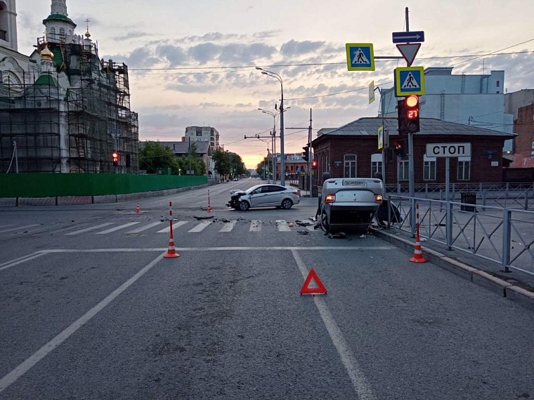 Один таксист перевернул другого на перекрестке Ленина - Челюскинцев