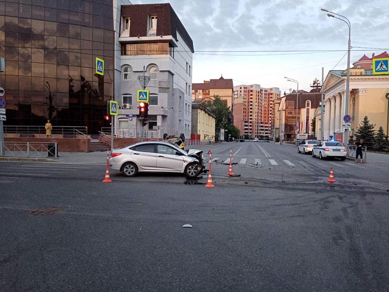 Один таксист перевернул другого на перекрестке Ленина - Челюскинцев