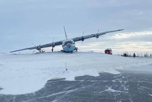 При посадке в Новом Уренгое АН-12 с надломленным шасси выкатился на боковую полосу