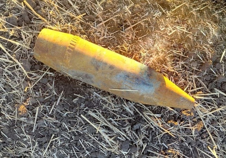Артиллерийский снаряд нашли в полях под Ишимом