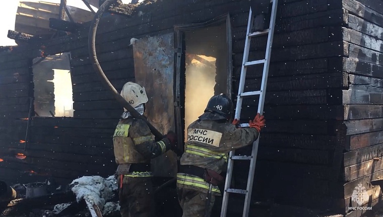 На дачах "Липовый остров" под Тюменью сгорели два дома