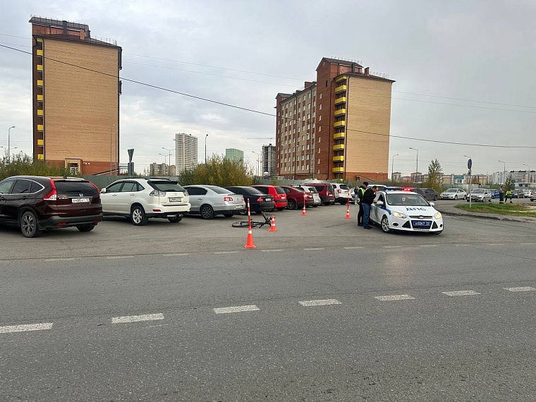 В Тюмени водитель «Лексуса» сбил велосипедиста и бросил машину на парковке больницы