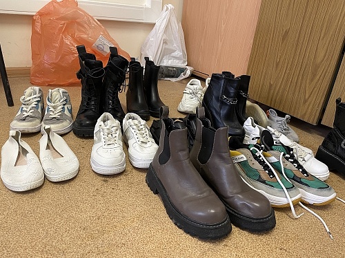 13 пар ботинок утащили у беспечной тюменки под покровом ночи