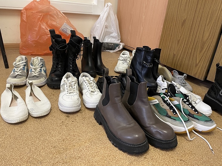 13 пар ботинок утащили у беспечной тюменки под покровом ночи