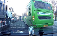 В Тюмени мужчина разбил зеркало автобуса