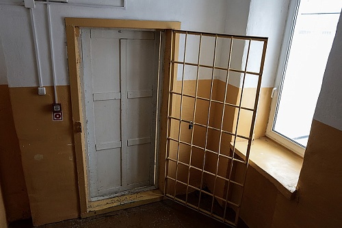 Тюменца, обвиняемого в изнасиловании девочки в тату-салоне, оставили под стражей