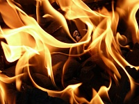 На улице Аккумуляторной в Тюмени горит ангар