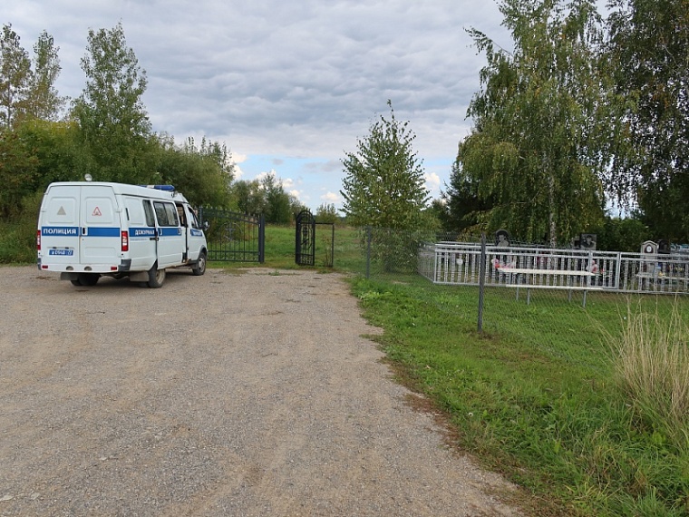 В Тюменской области деликатный вор разобрал ограду сельского кладбища