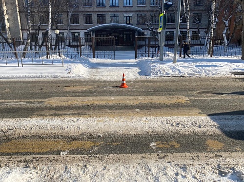 Водителя, сбившего на переходе в Тюмени двух 7-летних мальчиков, разыскивает ГИБДД