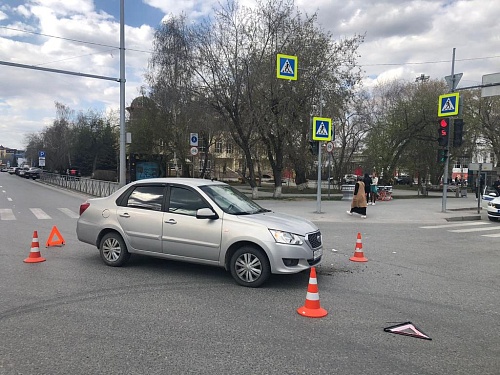 В центре Тюмени машину отбросило на тротуар: сбита женщина и ребенок