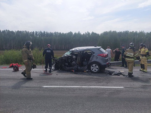 На трассе Тюмень - Омск иномарка столкнулась с "КамАЗом", пострадали дети
