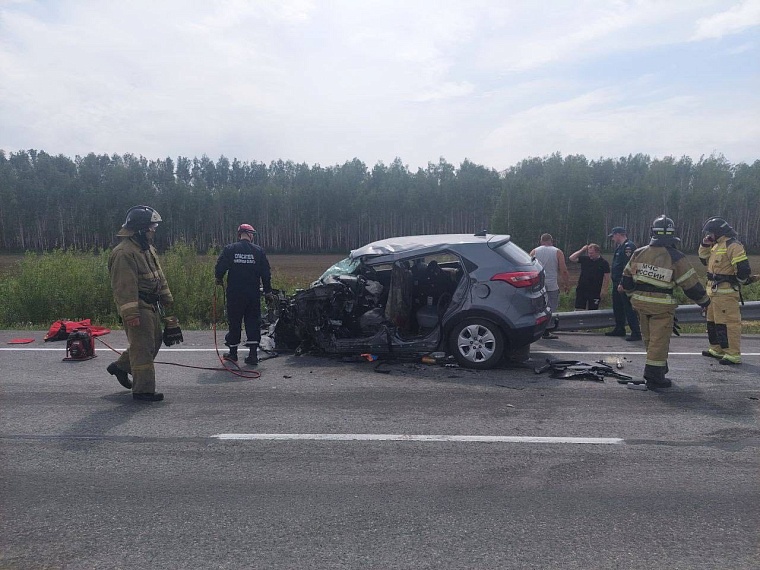 На трассе Тюмень - Омск иномарка столкнулась с "КамАЗом", пострадали дети