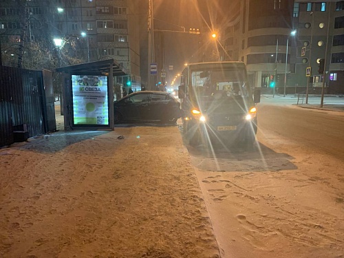 В центре Тюмени житель Радужного въехал в остановку и покалечил женщину