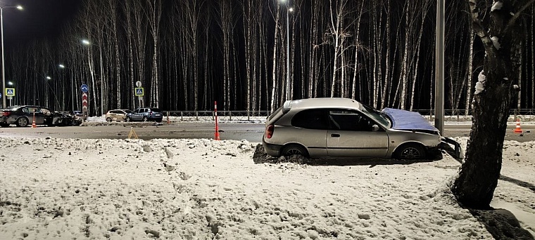Массовое ДТП: у оживленного перекрестка в Тюмени столкнулись пять автомобилей