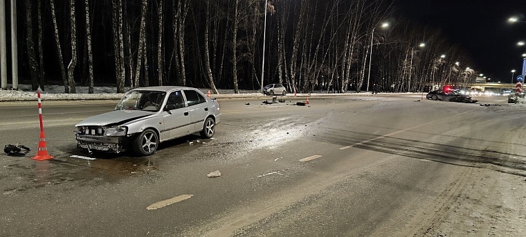 Массовое ДТП: у оживленного перекрестка в Тюмени столкнулись пять автомобилей