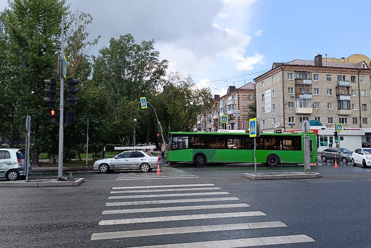 В центре Тюмени автобус с пассажирами врезался в светофор после столкновения с легковым авто