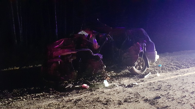 Два человека погибли в столкновении "Тойоты" и двух большегрузов на трассе Тюмень - Ханты-Мансийск