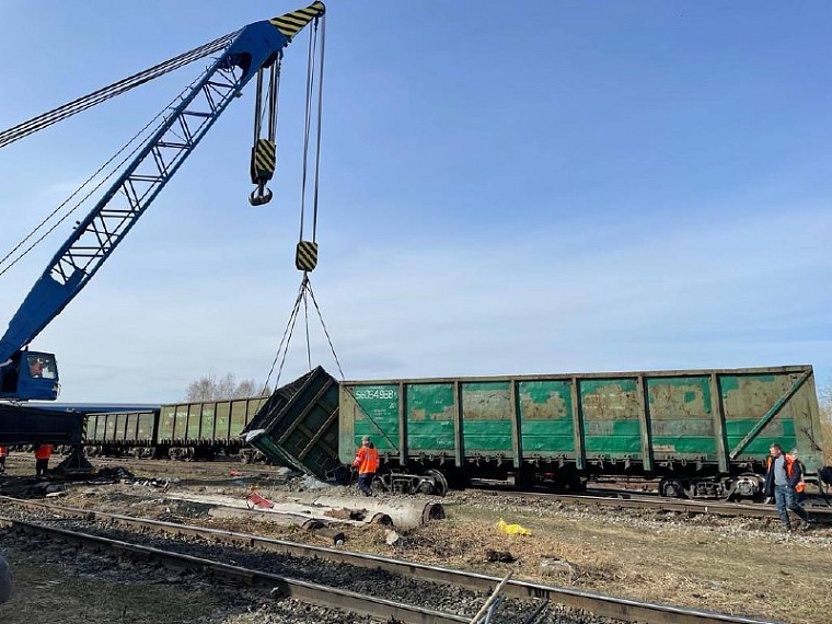 В Тюмени осудят виновного в сходе трех вагонов со щебнем