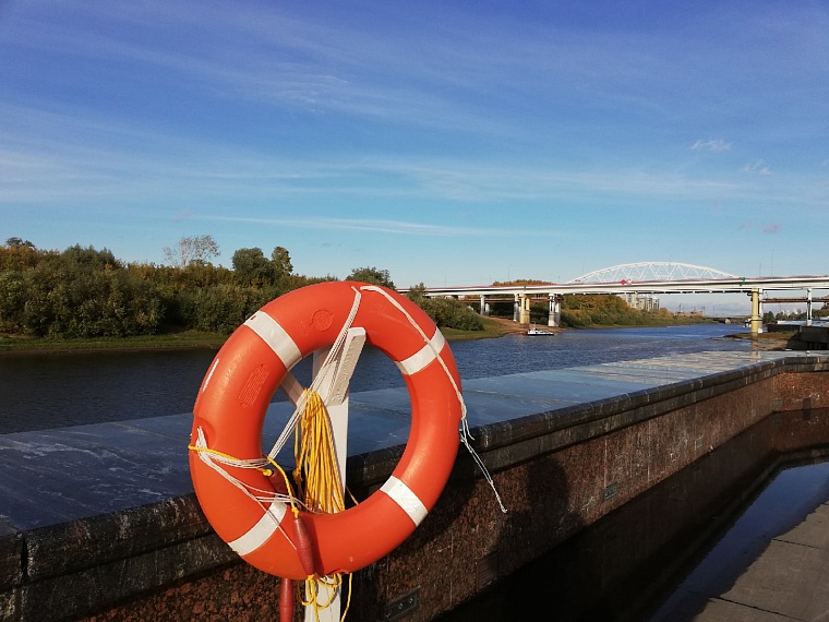 В Тюмени спасатели поймали девушку, прыгавшую с моста