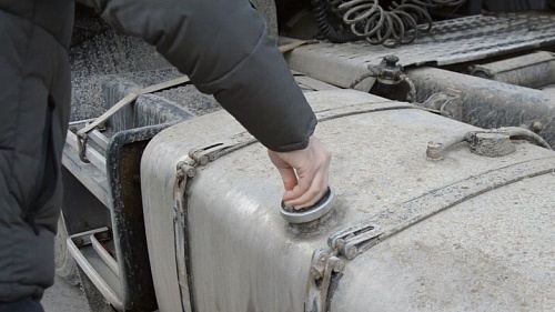 Таможенники в Северной Осетии обнаружили более 600 литров вина в бензобаке грузовика