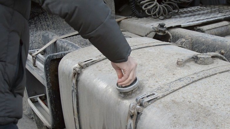 Таможенники в Северной Осетии обнаружили более 600 литров вина в бензобаке грузовика