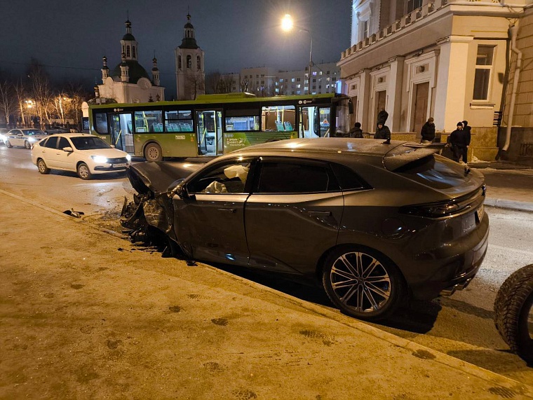 В Тюмени рейсовый автобус въехал в историческое здание университета, есть пострадавшие