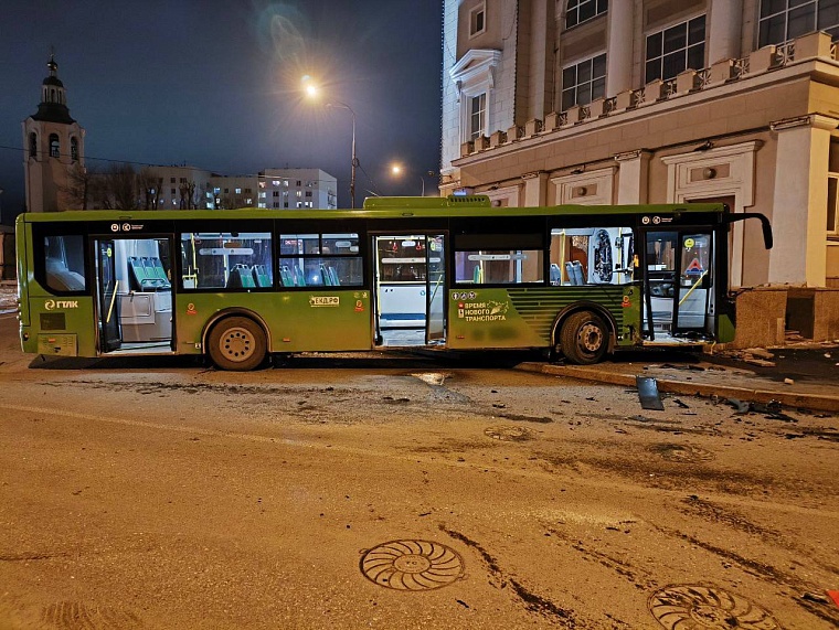 В Тюмени рейсовый автобус въехал в историческое здание университета, есть пострадавшие